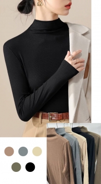 Under fitted sweater with long sleeves and high neck